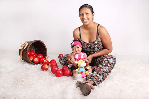 mami, bebe, jablko, ovoce, dívka, šťastný, usmívající se, při pohledu na fotoaparát, portrét, štěstí, dítě, jídlo, dívky, jídlo a pití, ženy, žen, dětství, sedící, dospělý, čelní pohled, uvnitř, plná délka, emoce, Zdravé stravování, dva lidé, dcera, 2K, CC0, veřejná doména, bez autorských práv