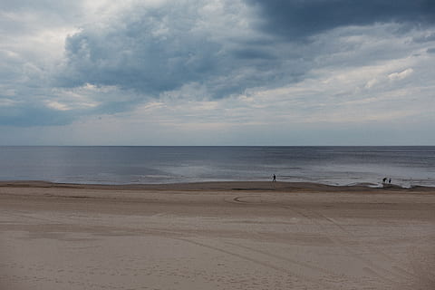 mar frio, frío, mar, paisaje, playa, arena, naturaleza, línea costera, cielo, agua, lugares de viaje, nube - cielo, nadie, playas, al aire libre, scenics, belleza en la naturaleza, tranquilidad, tierra, horizonte, horizonte sobre el agua, paisajes - naturaleza, escena tranquila, personas incidentales, día, escena no urbana, 4K, CC0, dominio público, libre de derechos