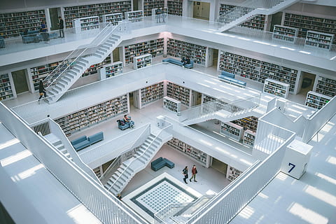 pessoas, caminhando, dentro, biblioteca, escadas brancas, escada, Estugarda, livro, leitura, interior, construção, nível, chão, branco, brilhante, armazenamento, ler, aprender, visão de alto ângulo, arquitetura, estrutura construída, Escadaria, degraus e escadas, corrimão, espiral, dentro de casa, moderno, cor branca, grupo de pessoas, subindo, dia, pessoas incidentais, escada em espiral, Educação, luxo, ornamentado, 5K, CC0, domínio público, royalty free