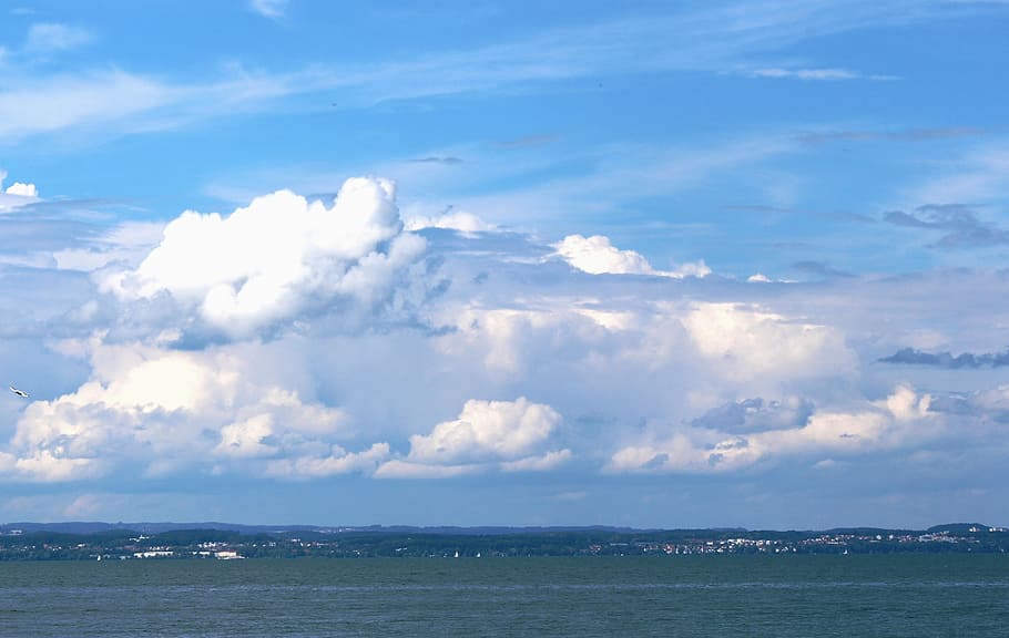 Wolken, Wolkenberge, Himmel, Wasser, Stimmung, Atmosphäre, wolke - himmel, Meer, Szenen - Natur, Schönheit in der Natur, Natur, Ruhe, ruhige Szene, Blau, keine Leute, Tag, Umgebung, draußen, Land, Horizont, Strand, Wolkengebilde, seelandschaft, Horizont über Wasser, Bucht, 5K