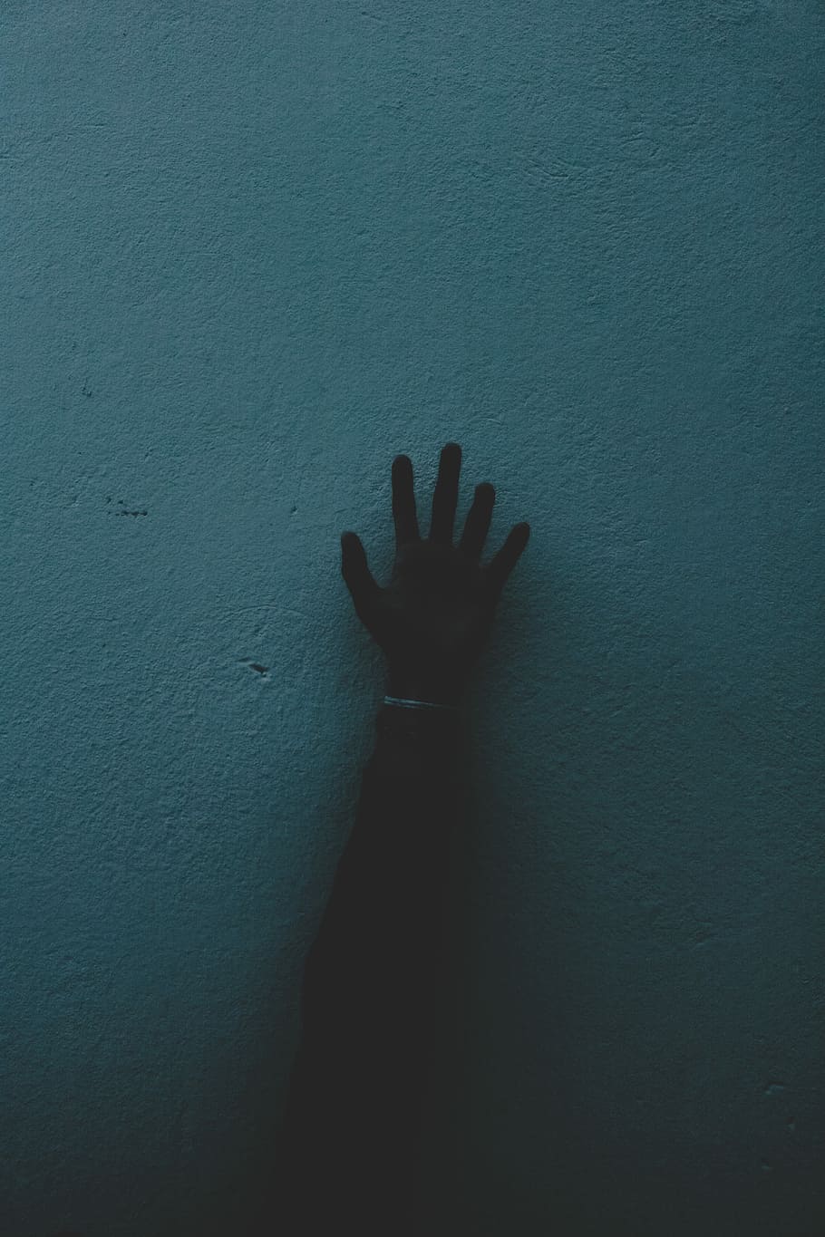 Recht, Mensch, Handbemalung, Grün, Beton, Wand, Person, rechte Hand, berühren, Blau, Hand, dunkel, erreichen, minimal, menschliche Hand, echte Menschen, menschliches Körperteil, eine Person, drinnen, Wandbau - Funktion, nicht erkennbare Person, Körperteil, Geheimnis, Lebensstile, Finger, Silhouette, menschlicher Finger, kopieren sie platz, Nahansicht, Schatten, menschliches Glied, 5K