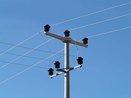isolatori, elettricità, strommast, attuale, pilone, linea elettrica, energia, cavo, blu, Pericolo, cielo sereno, cielo, Inquadratura dal basso, natura, tecnologia, combustibile e produzione di energia, attrezzatura per l'illuminazione, giorno, connessione, nessuno, Alimentazione elettrica, all'aperto, polo, metallo, attrezzatura, luce del sole, linea telefonica, luce, 2K, CC0, dominio pubblico, privo di copyright