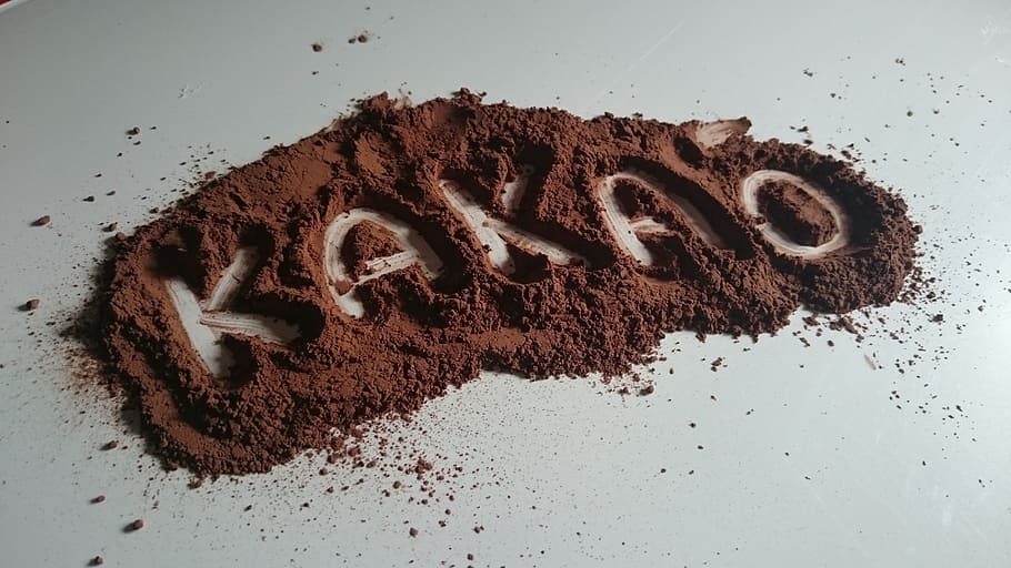 pols de kakao, blanc, superfície, cacau, xocolata, dolços, menjar i beguda, a l'interior, menjar, text, marró, menjar dolç, cafè mòlt, guió occidental, tir de l'estudi, natura morta, comunicació, fons blanc, frescor, cap gent, sòl - culinari, postres, primer pla, indulgència, al forn, temptació, desordenat, pastís de xocolata, missatge, 4K