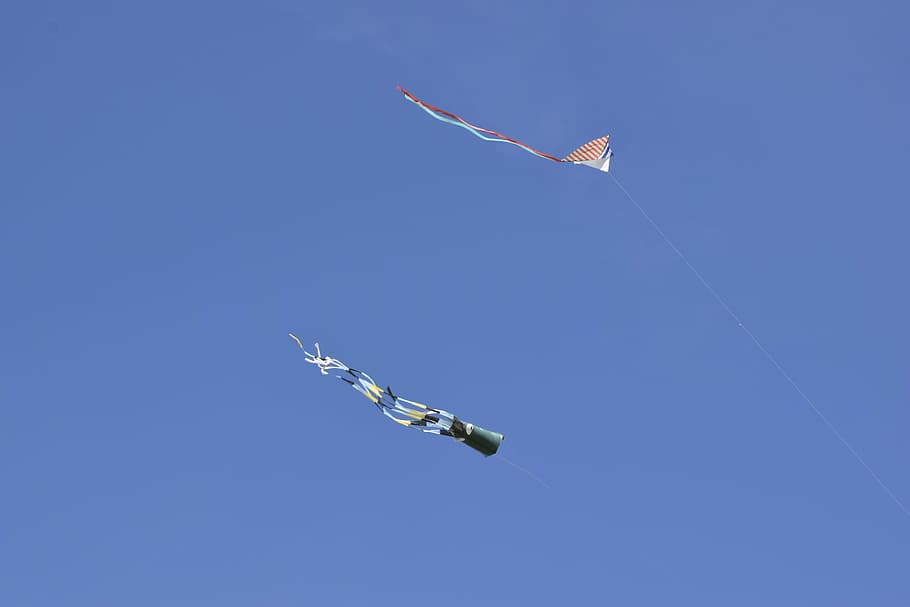 cometes, cel, joc, volant, naturalesa, avió, vehicle aeri, cel clar, vista d’angle baix, manera de transport, blau, transport, còpia espai, cap gent, dia, en moviment, a l'aire, espectacle aeri, a l'aire lliure, moviment, assolellat, avió de combat, pista de vapor, indústria aeroespacial, acrobàcies aèries, 5K