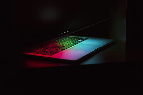 computer portatile d'argento, Macbook Pro, da vicino la fotografia, acceso, computer portatile, computer, il computer portatile, macbook, buio, nero, tecnologia, illuminato, nessuno, in casa, sfondo nero, rifrazione, connessione, tecnologia wireless, girato in studio, comunicazione, rosso, avvicinamento, attrezzatura informatica, Internet, singolo oggetto, schermo del computer, luce - fenomeno naturale, notte, mistero, 5K, CC0, dominio pubblico, privo di copyright