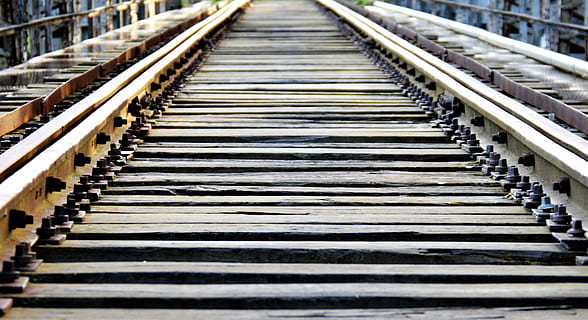 camins, tren, via, ferro, fusta, òxid, rovellat, abandonat, trens, rail, carril, baranes, locomotora, Camí, viatjar, ferrocarril, distància, el camí a seguir, direcció, cap gent, metall, en fila, transport per ferrocarril, perspectiva decreixent, patró, dia, transport, pista, vies del ferrocarril, llum solar, centrar-se en primer pla, naturalesa, a l'aire lliure, vista d’angle alt, connexió, punt de fuga, arquitectura, paral·lel, 4K, CC0, domini públic, lliure de regalies