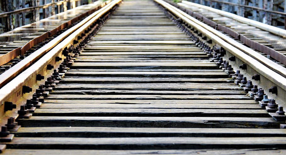 camins, tren, via, ferro, fusta, òxid, rovellat, abandonat, trens, rail, carril, baranes, locomotora, Camí, viatjar, ferrocarril, distància, el camí a seguir, direcció, cap gent, metall, en fila, transport per ferrocarril, perspectiva decreixent, patró, dia, transport, pista, vies del ferrocarril, llum solar, centrar-se en primer pla, naturalesa, a l'aire lliure, vista d’angle alt, connexió, punt de fuga, arquitectura, paral·lel, 4K