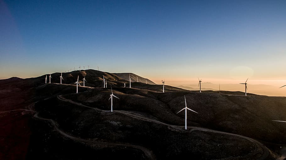 foto de paisatge, molins de vent, blanc, muntanya, fotografia, fosc, posta de sol, molí de vent, solar, energia, muntanya alta, paisatge, blau, cel, energia eòlica, aerogenerador, energia alternativa, energia renovable, conservació del medi ambient, generació de combustible i energia, cap gent, escena rural, escenics - natura, medi ambient, turbina, naturalesa, bellesa a la natura, tecnologia, tranquil·litat, horitzó, escena tranquil·la, recursos sostenibles, a l'aire lliure, vent, 4K