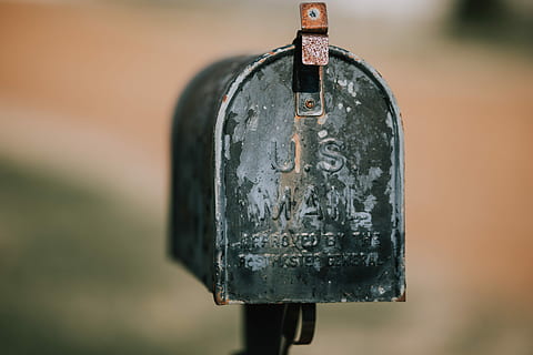 tæt på, fotografering, sort, os., postkasse, Foto, os, mail-postkasse, Postboks, os mail, stolpe, breve, fokus på forgrunden, gammel, metal, ingen mennesker, meddelelse, rusten, dag, enkelt objekt, tekst, forvitret, udendørs, træ - materiale, antik, skilt, nedgang, forringelse, natur, arkitektur, 5K, CC0, offentligt domæne, royaltyfrie