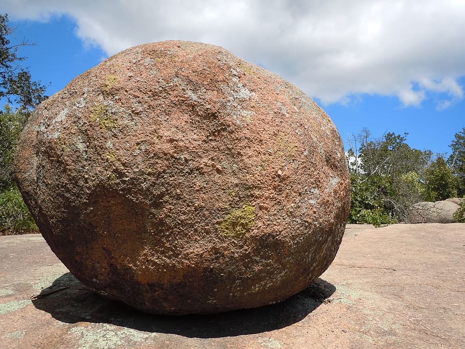 marró, rock, superior, gris, sòl, rock sobre, a la part superior, boulder, rodó, pedra, naturalesa, gran, geologia, escènic, esfera, a l'aire lliure, sòlid, pesat, medi ambient, núvol - cel, cel, dia, arbre, escena rural, cap gent, planta, art i artesania, primer pla, rock - object, cercle, llum solar, forma, forma geomètrica, artesania, 4K