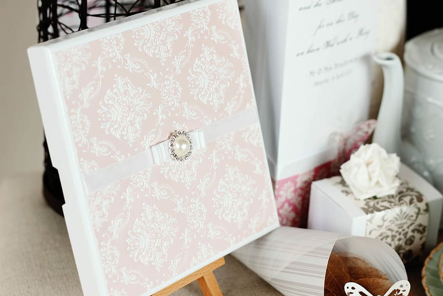 inviti di nozze, invito, Stazionario, modello, elegante, design, amore, album, annuncio, Fidanzamento, in casa, motivo floreale, vista dall'alto, natura morta, nessuno, concentrarsi sulle conoscenze acquisite, tavolo, carta, avvicinamento, stanza domestica, celebrazione, moda, cibo e bevande, capi di abbigliamento, messa a fuoco selettiva, Colore bianco, colore rosa, testo, lusso, 5K