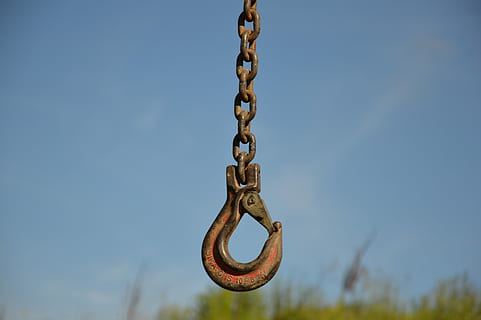 Kette, blauer Himmel, Technologie, Metall, Blau, Himmel, Bauarbeiten, Seite? ˅, Baukran, erziehen, rostfrei, stehlen, Lasten heben, bauen, zuletzt, Baumaschine, in der Höhe, Konstruktion, Haken, Kranhaken, Winde, Kranarm, Kran, Ladekran, Bagger, hängend, keine Leute, draußen, Tag, Nahansicht, Fokus auf den Vordergrund, Flachwinkelansicht, Natur, kopieren sie platz, Stärke, klarer Himmel, rostig, Spielplatz, Verbindung, einzelnes Objekt, Swing, 5K
