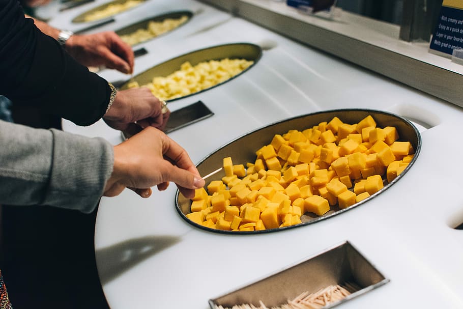 kaas, kaasfabriek, proeverij, fabriek, handen, voedsel, mensen, eten en drinken, menselijke hand, groente, gezond eten, binnenshuis, koken, maaltijd, restaurant, volwassen, vrouw, kleurenbeeld, voorbereiding, eet- en drinkgelegenheid, commerciële keuken, versheid, echte mensen, hand-, een persoon, keuken-, menselijk lichaamsdeel, bezetting, fruit, bezit, welzijn, voedsel bereiden, levensstijlen, werkend, chef, tussendoortje, vinger, dienblad, 5K