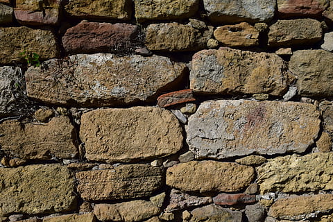 parete, muro di pietra, pietra, sfondo, struttura, massi, muro di pietra naturale, facciata, pietra naturale, architettura, vecchio sanja, vecchio, storicamente, murato, rocce, opere murarie, sfondi, fotogramma intero, strutturato, caratteristica della parete, struttura costruita, nessuno, mattone, solido, ruvido, modello, giorno, avvicinamento, muro di mattoni, materiale lapideo, all'aperto, natura, pietra - oggetto, calcestruzzo, 5K, CC0, dominio pubblico, privo di copyright