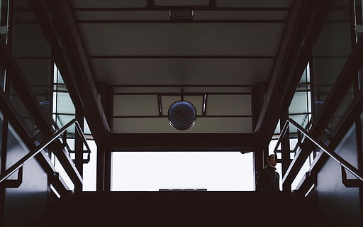 rendah, fotografi sudut, anak tangga, Abu-abu, jam analog, dipasang, plafon, jam, stasiun, tangga, peron, Arsitektur, bangunan, pegangan, Denmark, perjalanan, copenhagen, metro, tampilan sudut rendah, struktur yang dibangun, dalam ruangan, tidak ada orang, hari, peralatan penerangan, alam, langit, gantung, bayangan hitam, transparan, logam, pola, angkutan, pagar, bahan kaca, sinar matahari, tepat di bawah, lampu, 4K, CC0, domain publik, bebas royalti