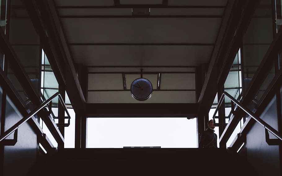 rendah, fotografi sudut, anak tangga, Abu-abu, jam analog, dipasang, plafon, jam, stasiun, tangga, peron, Arsitektur, bangunan, pegangan, Denmark, perjalanan, copenhagen, metro, tampilan sudut rendah, struktur yang dibangun, dalam ruangan, tidak ada orang, hari, peralatan penerangan, alam, langit, gantung, bayangan hitam, transparan, logam, pola, angkutan, pagar, bahan kaca, sinar matahari, tepat di bawah, lampu, 4K