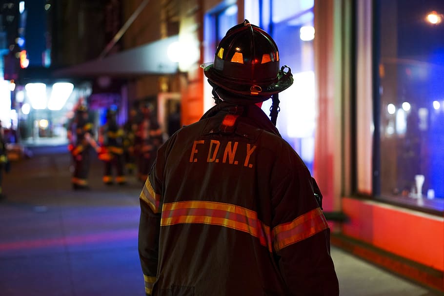 fuoco, notte, pompiere, illuminato, protezione, sicurezza, strada, in piedi, una persona, capi di abbigliamento, città, concentrarsi sulle conoscenze acquisite, occupazione, abiti da lavoro protettivi, dalla vita in su, uomini, uniforme, attrezzatura per l'illuminazione, persone reali, architettura, casco, responsabilità, 2K