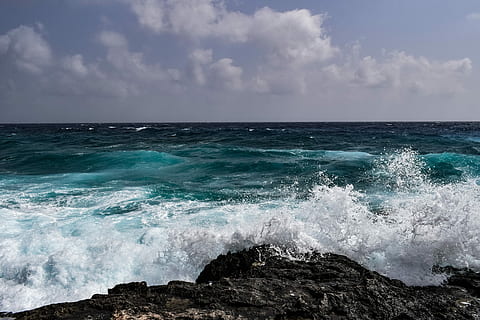 krop af vand, bølger, plaske, vind, spray, skum, himmel, skyer, natur, sprøjt, hav, kyst, marinemaleri, storm, vand, skønhed i naturen, horisont over vand, horisont, scenics - natur, bevægelse, bølge, sky - himmel, sport, vandsport, ingen mennesker, strand, jord, dag, strøm, magt i naturen, udendørs, breaking, 5K, CC0, offentligt domæne, royaltyfrie