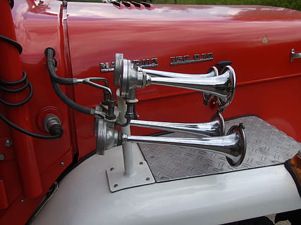 auto, oldtimer, ild, rød, horn, signal, brandbil, metal, ingen mennesker, transportform, tæt på, indendørs, maskineri, transportmidler, land køretøj, dag, skinnende, industri, sølvfarvet, retro stylet, bil, teknologi, motor køretøj, vintage bil, stål, krom, 2K, CC0, offentligt domæne, royaltyfrie