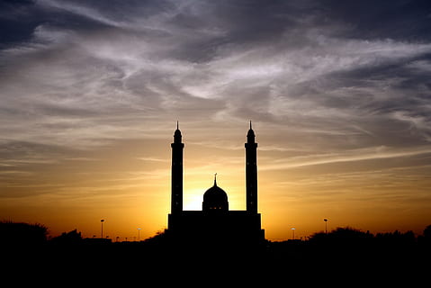 silhouette, moschea, nuvoloso, cielo, giorno, nuvole, musulmano, religione, tramonto, architettura, esterno dell'edificio, struttura costruita, nuvola - cielo, destinazioni di viaggio, luogo di culto, spiritualità, costruzione, credenza, viaggio, turismo, città, colore arancione, natura, nessuno, all'aperto, guglia, grattacielo, 2K, CC0, dominio pubblico, privo di copyright