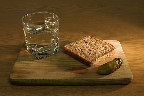 claro, Copa de vidrio, agua, junto a, pan de molde, de madera, tablero, cena, un pan, seco, Pepino, pobreza, comida, plato, comer, vodka, vaso, comida y bebida, frescura, mesa, material de madera, beber, adentro, refresco, rebanada, naturaleza muerta, alimentación saludable, de cerca, bienestar, equipo doméstico, nadie, listo para comer, tabla de cortar, desayuno, bandeja, pan moreno, bocadillo, grano de madera, 5K, CC0, dominio público, libre de derechos