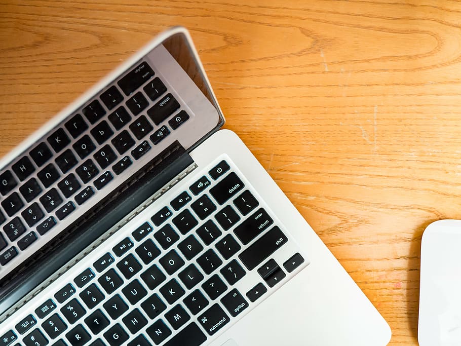 MacBook, pro, marró, fusta, superfície, portàtil, ordinador, teclat, tecnologia, ratolí, oficina, escriptori, negocis, treballar, material de fusta, tecnologia sense fils, teclat d’ordinador, comunicació, Internet, negoci corporatiu, indústria electrònica, connexió, a l'interior, equips informàtics, taula, vista d’angle alt, cap gent, portabilitat, directament a sobre, text, primer pla, carta, en blanc, clau d’ordinador, color plata, 4K