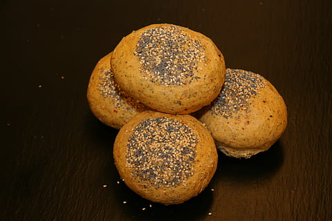 pa d'esmorzar, pastes, al forn, coure el pa, acabat de fer, especialitat, forn, forner, menjar, massa, artesania, treballar, producció, menjar i beguda, frescor, pa, taula, cap gent, natura morta, benestar, primer pla, a l'interior, marró, alimentació saludable, bun, fons negre, vista d’angle alt, sèsam, blat, material de fusta, llavor, pa marró, 2K, CC0, domini públic, lliure de regalies