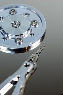 hårddisk, hdd, hårdvara, dator, disk, makro, datalagring, teknologi, läsa huvuden, inre arbeten, komponent, chip, Det, magnetiska huvuden, sata, styrelse, digital, databehandling, moderkort, skrivhuvuden, magnetisk datalagring, data, Skära ut, nål, edp, detalj, minneskrets, metall, inomhus, närbild, inget folk, studio skott, skinande, grå, högvinkelvy, silverfärgad, enda objekt, reflexion, Utrustning, noggrannhet, grå bakgrund, cirkel, silver - metall, selektiv fokusering, datorutrustning, elektrisk utrustning, 2K, CC0, offentligt domän, royaltyfria