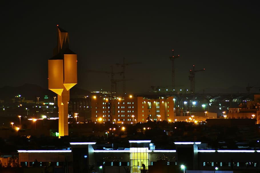 nit, vista, jeddah, il·luminat, arquitectura, exterior de l'edifici, estructura construïda, ciutat, cel, cap gent, equips d’il·luminació, naturalesa, edifici, a l'aire lliure, paisatge urbà, carrer, vida de ciutat, llum del carrer, brillant, llum - fenomen natural, llum, destinacions de viatge, 4K