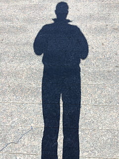 riflessione, selfie ombra, ombra, silhouette, uomo, in piedi, uomini, persone, una persona, luce del sole, concentrarsi sull'ombra, natura, vista dall'alto, giorno, persone reali, strada, stili di vita, città, mezzi di trasporto, attività di svago, all'aperto, persona irriconoscibile, tre quarti, 2K, CC0, dominio pubblico, privo di copyright