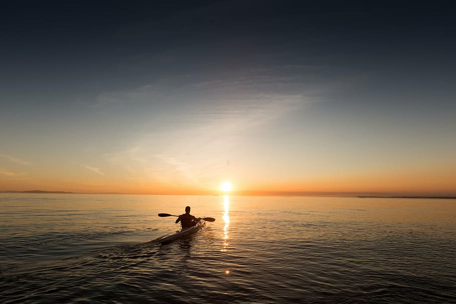 persona, muntar a cavall, caiac, paleta, explorar, oceà, cel, aigua, reflexió, horitzó, posta de sol, sortida del sol, al matí, tarda, nit, alba, hora blava, hora daurada, aventura, esport, mar, canoa, viatjar, activitat, piragüisme, tropical, actiu, recreatiu, vacances, jove, sol, estil de vida, explorant, a l'aire lliure, assolellat, senyora, oci, rem, noia, treballar, remar, fora, dona, equipament, humit, transport, formació, marea, onada, extrem, Tailàndia, rock, silueta, horitzó sobre l’aigua, naturalesa, escenics, bellesa a la natura, escenics - natura, davant del mar, vaixell nàutic, tranquil·litat, escena tranquil·la, persones reals, activitat d'oci, color taronja, 5K