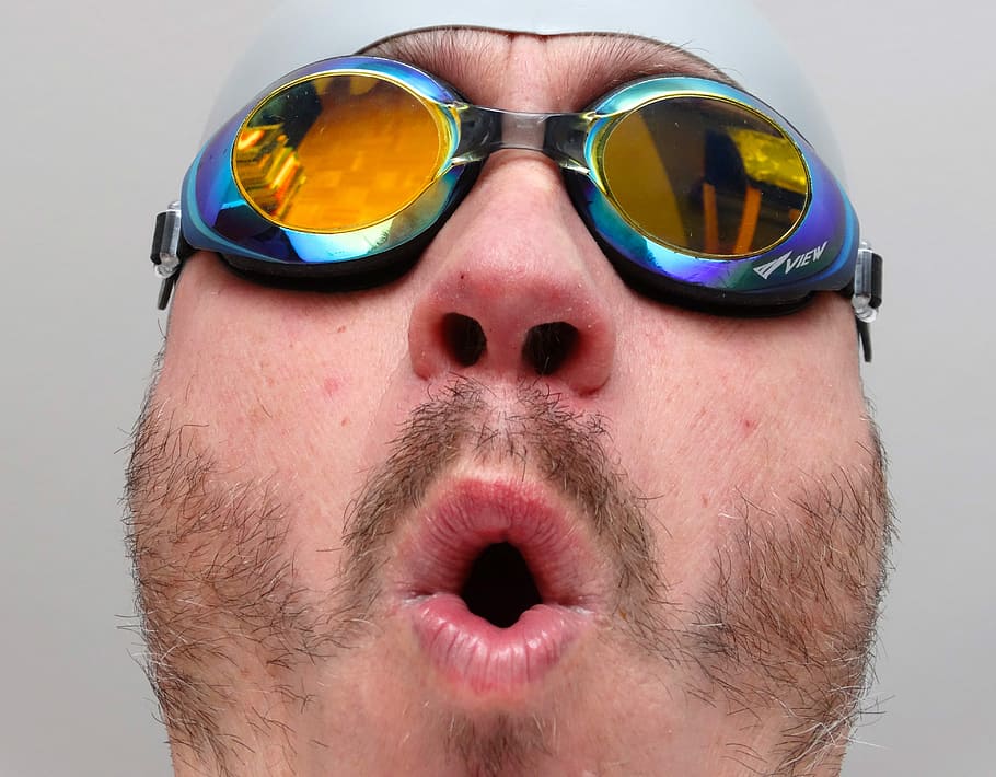 Schwimmer, Pose, Gesicht, Spaß, Geste, lustige Geste, Überraschung, Sonnenbrille, Nur Männer, Nur ein Mann, nur für Erwachsene, Nur ein junger Mann, Erwachsene, Mode, Bart, Brille, Gesichtsbehaarung, menschliches Körperteil, Nahansicht, eine Person, Körperteil, menschliches Gesicht, Männer, Studioaufnahme, Reflexion, Porträt, Mitte Erwachsener, drinnen, Brillen, 4K