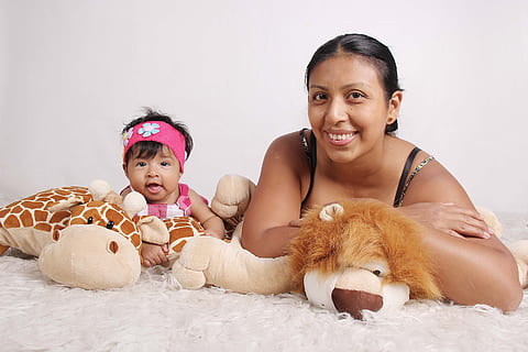 mama, bebe, leon, tortuga, unió, dones, somrient, femelles, retrat, felicitat, dues persones, a l'interior, mamífer, infància, mirant la càmera, nen, animals domèstics, emoció, vista frontal, bonic, nacional, mascotes, innocència, emoció positiva, germana, propietari d’una mascota, 2K, CC0, domini públic, lliure de regalies