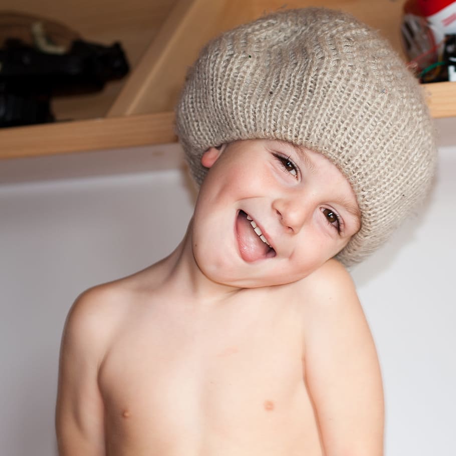 hat, uld, portræt, barn, smil, Sprog, smilende, barndom, bar overkrop, lykke, en person, kigger på kameraet, emotion, hovedskud, indendørs, hanner, uskyld, herrer, rigtige mennesker, drenge, glad, forfra, 2K