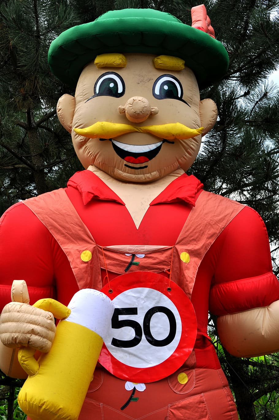 figura, plàstic, nina, bayer, bavarian, 50, cervesa, got de cervesa, celebra, aniversari, clixé, diversió, bigoti, barret, arbre, dia, representació, vermell, planta, representació humana, nombre, cap gent, vista frontal, creativitat, a l'aire lliure, escultura, naturalesa, art i artesania, semblança masculina, groc, primer pla, 2K