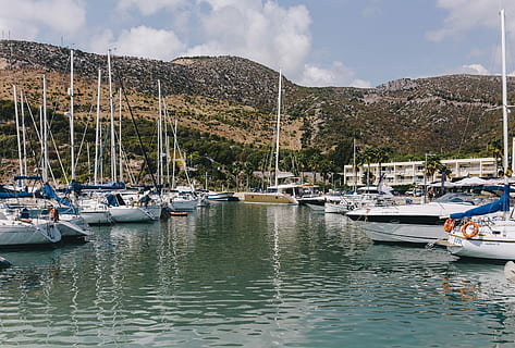 port ginesta port, port, ginesta, barcelona, catalunya, espanya, Costa, mar, vaixell, luxe, viatjar, mediterrani, marina, iots, mar balear, vaixell nàutic, iot, veler, aigua, estiu, a l'aire lliure, vacances, imatge en color, llocs de viatges, blau, naturalesa, línia de costa, reflexió, dia, amarrat, transport, manera de transport, cel, davant del mar, muntanya, cap gent, núvol - cel, arquitectura, estructura construïda, exterior de l'edifici, ancorat, 5K