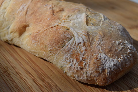 brød, bage, mad, mad og drikke, tæt på, friskhed, stilleben, indendørs, ingen mennesker, træ - materiale, bord, klar til at spise, brød brød, Brun, velvære, fokus på forgrunden, skærebræt, høj vinkel visning, sund kost, hjemmelavet, skive, fransk mad, 5K, CC0, offentligt domæne, royaltyfrie