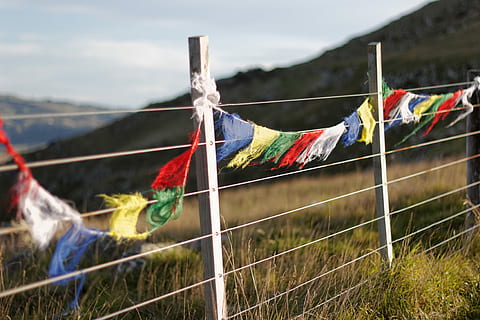 zigolaccio sbrindellato, multicolore, zigoli, di legno, recinto, inviare, bandiera, emblema, preghiera, sospeso, natura, clothesline, cielo, nessuno, montagna, giorno, confine, lavanderia, tessile, terra, pianta, barriera, ambiente, essiccazione, erba, vento, all'aperto, 4K, CC0, dominio pubblico, privo di copyright