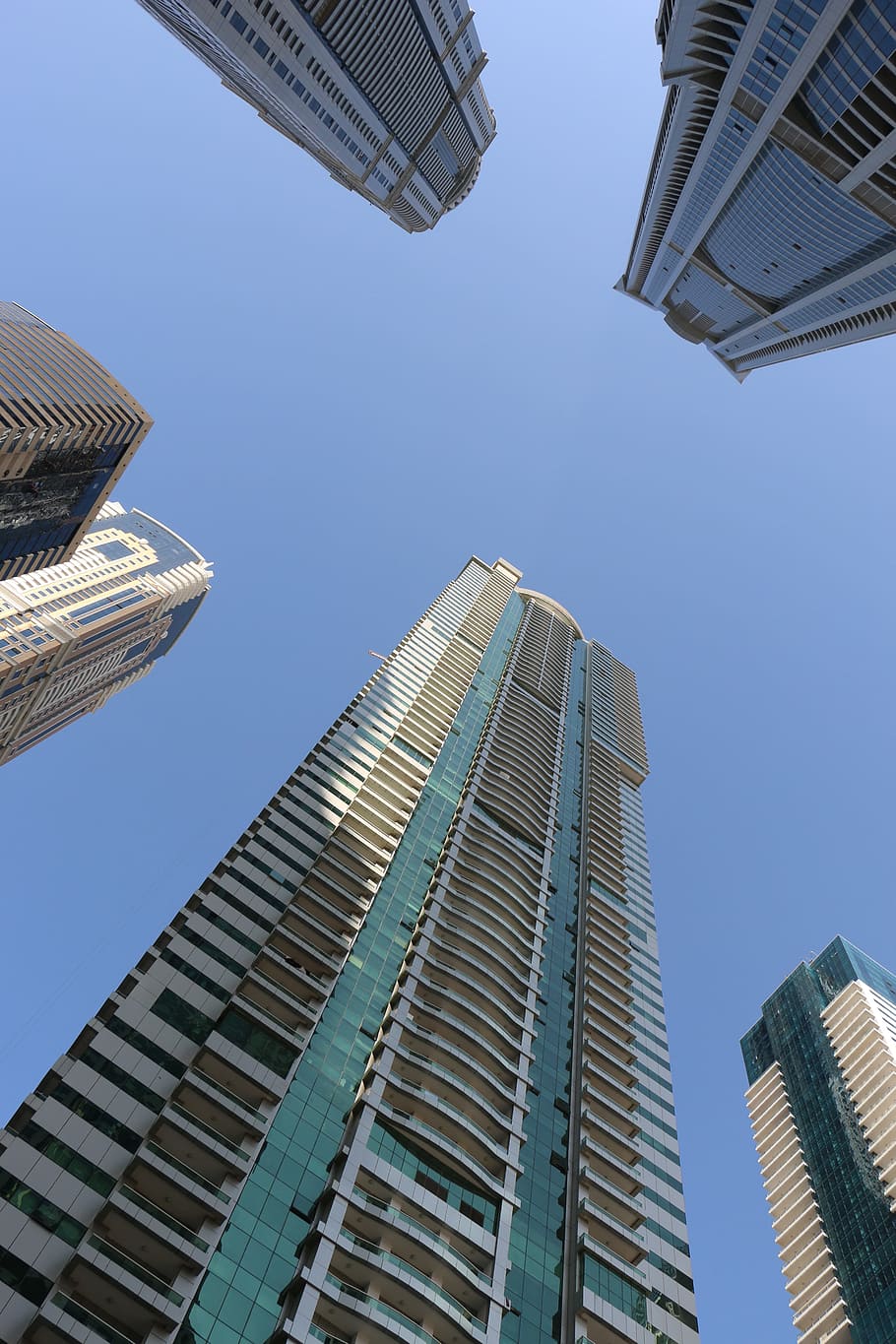 dubai, by, skyskraber, u a, en e, skyline, Dubai, by, du en e, bygning udvendig, arkitektur, lav vinkel visning, bygget struktur, kontorbygning udvendig, bygning, høj - høj, himmel, moderne, skyfri himmel, tårn, kontor, dag, ingen mennesker, natur, downtown distriktet, finansdistrikt, landskab, direkte under, Spir, 5K