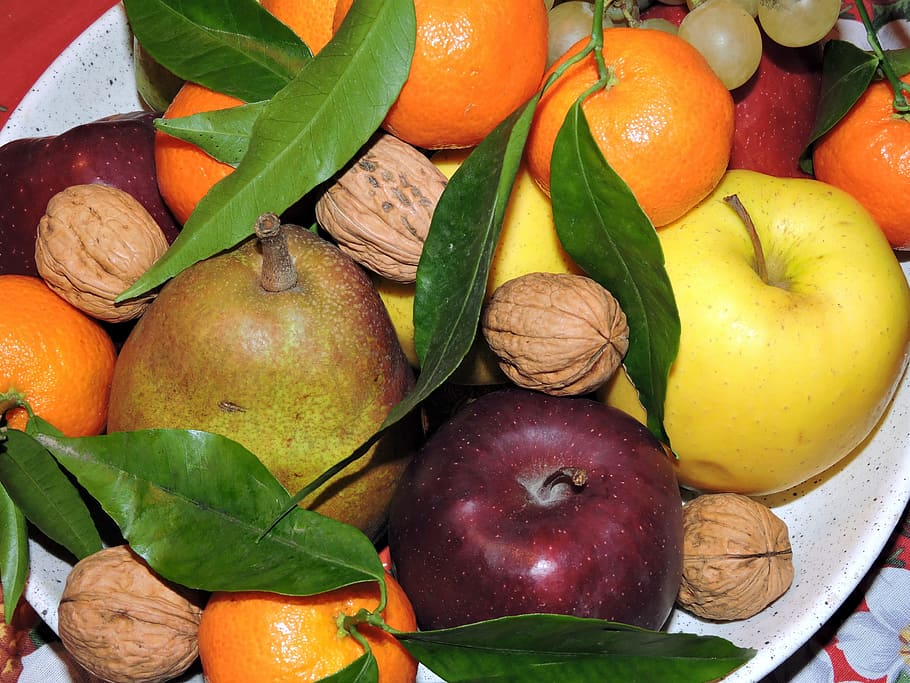 fruita, poma, pero, taronja, mandarina, raïm, noguera, fulles, aliments, menjar, alimentació saludable, menjar i beguda, frescor, benestar, color taronja, cítrics, full, taronja - fruita, part de la planta, fruita de poma, gran grup d'objectes, cap gent, natura morta, elecció, variació, vista d’angle alt, primer pla, madur, 4K