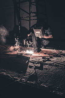 mandsvejsning, sort, metal, mand, bedrift, svejsemaske, Lev livet, svejsning, arbejde, gnist, industri, arbejder, brand - naturligt fænomen, Manuel arbejder, stål, varme - temperatur, flamme, fabrik, byggebranchen, udstyr, jern - metal, metalindustrien, brænding, beskæftigelse, gnister, svejser, rigtige mennesker, ild, herrer, indendørs, en person, nat, bevægelse, mørk, dygtighed, sløret bevægelse, log, træ, 4K