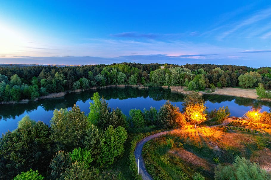concediu, peisaj, vedere, lac, plajă, natură, nori, cer, apă, apus de soare, amurg, baston, verde, copac, plantă, mediu inconjurator, scenice - natura, frumusețe în natură, liniște, o scenă liniștită, pădure, teren, nici o persoana, nor - cer, albastru, scenă non-urbană, iarbă, iluminat, în aer liber, 5K