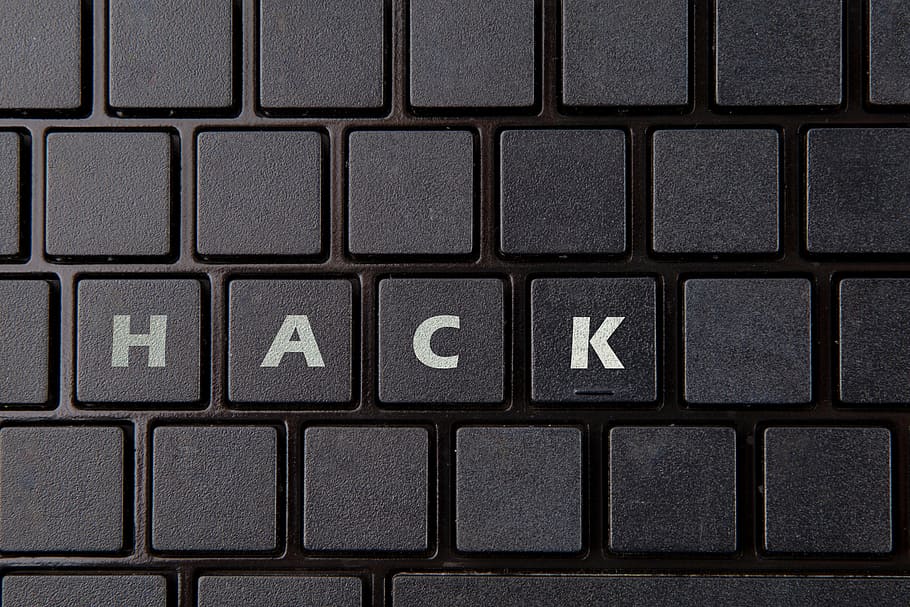 sense títol, pirateria, cibercriminalitat, seguretat, tecnologia, protecció, ordinador, hacker, cibernètic, dades, virus, en línia, robatori, amenaça, teclat d’ordinador, portàtil, Internet, comunicació, teclat, clau d’ordinador, marc complet, part de l’ordinador, equips informàtics, text, primer pla, cap gent, nombre, fons, carta, a l'interior, signe, alfabet, patró, forma, 5K