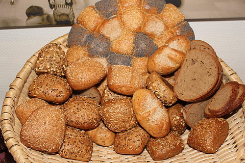 Brotkorb, Brötchen, Korb, Brot, rollen, Backwaren, Weizenvollkornbrot, gesund, Essen, Lebensmittel, Brotscheiben, knusprig, köstlich, frisch, Essen und Trinken, gebacken, Frische, drinnen, Nahansicht, Stillleben, gesundes Essen, keine Leute, fertig für den Verzehr, Container, Geschäft, Wohlbefinden, braun, Süßes Essen, Samen, Bäckerei, Vollkornbrot, Versuchung, 5K, CC0, gemeinfrei, lizenzfrei