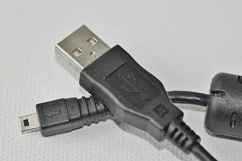 negro, USB, micro, cable USB, blanco, textil, cable de carga, cable, conexión, cable de datos, enchufe usb, accesorios de computador, transferencia de datos, computadora, conectar, transferir, tecnología, enchufe, cámara, equipo, metal, de cerca, nadie, adentro, naturaleza muerta, comunicación, equipo de computadora, tecnología inalámbrica, electricidad, centrarse en primer plano, Red de computadoras, dos objetos, hecho por el hombre, Internet, aleación, acero, 4K, CC0, dominio público, libre de derechos