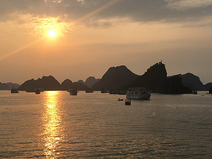por do sol, mar, baía de halong, laranja, oceano, céu, viagem, agua, embarcação náutica, beleza na natureza, scenics - natureza, beira-mar, transporte, modo de transporte, montanha, tranquilidade, ninguém, Dom, cena tranquila, cor laranja, natureza, idílico, nuvem - céu, ao ar livre, embarcações de passageiros, iate, 4K, CC0, domínio público, royalty free