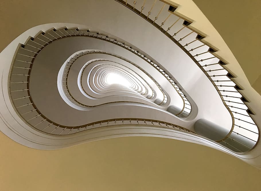 vista dels ulls dels cucs, blanc, escala de cargol, escala, Berlín, arquitectura, interior, edifici, barana, gratacels de l'aliança, escales, emergència, pujar, a l'interior, passos i escales, estructura construïda, patró, espiral, cap gent, vista d’angle baix, disseny, forma, modern, il·luminat, forma geomètrica, característica arquitectònica, corba, directament a sota, sostre, 4K