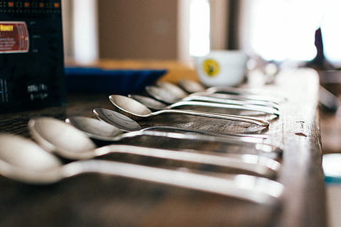 solo cucharas, cucharas, de cerca, batería de cocina, equipo, enfoque selectivo, en una fila, adentro, nadie, día, naturaleza muerta, mesa, gran grupo de objetos, variación, elección, utensilio de cocina, orden, utensilio para comer, tenedor, metal, arreglo, grupo de objetos, material de madera, grupo, Herramienta de trabajo, nivel de la superficie, cuchillo de mesa, 5K, CC0, dominio público, libre de derechos