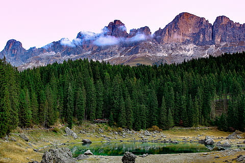 minunat, lago di carezza, Brad, rock munte, Munte, pădure, lac, pin, verde, Violet, roșu, strălucire, stâncă, albastru, peisaj, copac, dolomită, pustie, aventură, sălbatic, apă, vedere, decor, plantă, frumusețe în natură, scenice - natura, teren, cer, natură, mediu inconjurator, conifer, o scenă liniștită, de munte, scenă non-urbană, liniște, solid, obiect de rocă, pini de pădure, nici o persoana, în aer liber, varf de munte, copac vesnic verde, formare, 5K, CC0, domeniu public, fără drepturi de autor