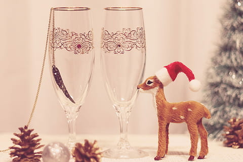 braune Hirschfigur, braune Hirsche, Zahl, Weihnachten, Feier, Dekoration, Winter, Weihnachtsdekoration, Weihnachtsverzierung, Urlaub, Geschenk, Silvester, Neujahr, Jahr, Trinkglas, rot, Weihnachtsbaum, keine Leute, Kulturen, Tier, drinnen, Tierthemen, Nahansicht, Säugetier, Tierdarstellung, Wirbeltier, Tabelle, Haustiere, Fokus auf den Vordergrund, Baum, Darstellung, 1080P, CC0, gemeinfrei, lizenzfrei